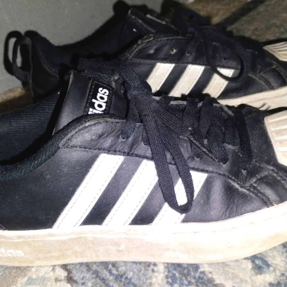 Kids ADIDAS shoes black and white, hard shell. Size 4 - Picture 10 of 12